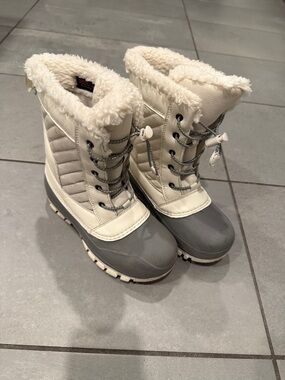 Cozy Winter Lace-Up Snow Boots in Cream and Gray